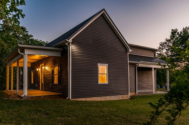 129 S Cedar St, Cross Plains, TN 37049