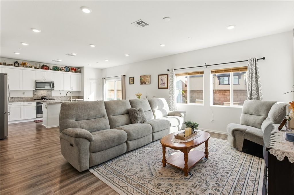 Image 5 of property listing at 8476 Perada, Jurupa Valley, CA 92509