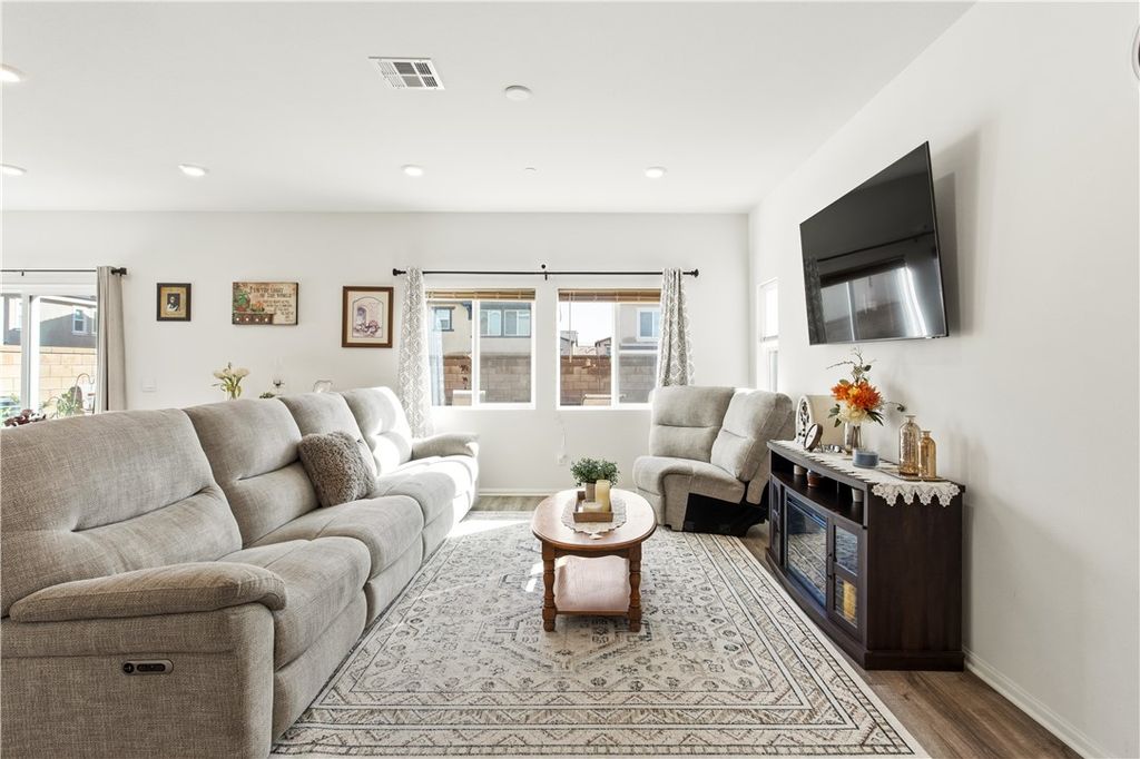 Image 6 of property listing at 8476 Perada, Jurupa Valley, CA 92509