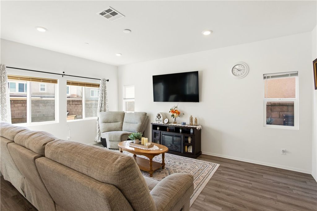 Image 7 of property listing at 8476 Perada, Jurupa Valley, CA 92509