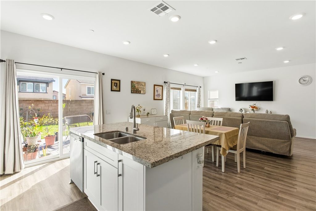 Image 9 of property listing at 8476 Perada, Jurupa Valley, CA 92509