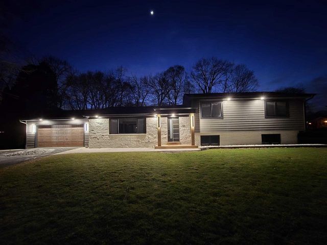 2125 Donmar LANE, Brookfield, WI 53005