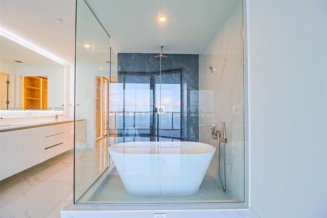 700 NE 24 st 4201, Miami, FL 33137