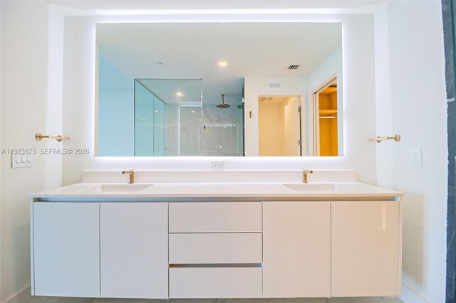 700 NE 24 st 4201, Miami, FL 33137