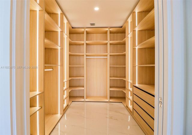 700 NE 24 st 4201, Miami, FL 33137