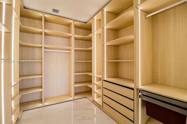 700 NE 24 st 4201, Miami, FL 33137