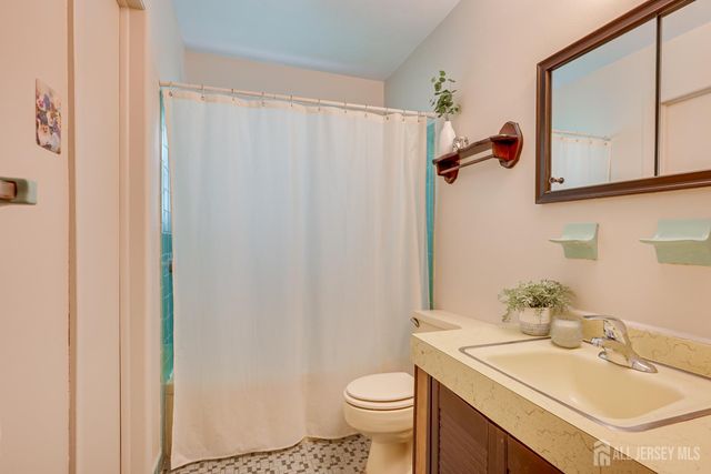 6 Sheffield Place, Metuchen, NJ 08840