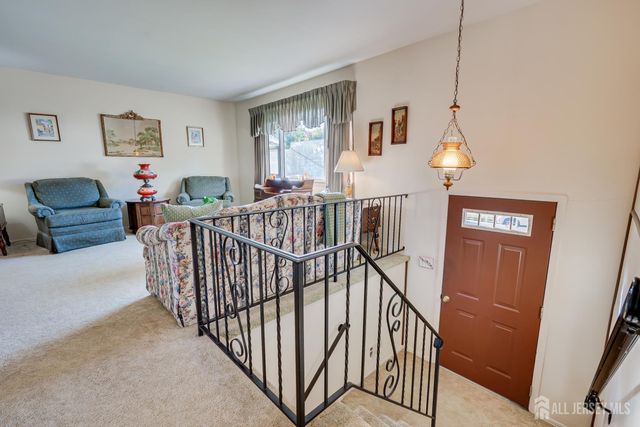 6 Sheffield Place, Metuchen, NJ 08840