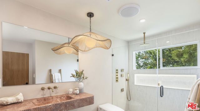 8300 Grand View Drive, Los Angeles, CA 90046