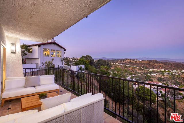 8300 Grand View Drive, Los Angeles, CA 90046