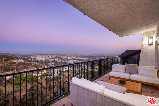 8300 Grand View Drive, Los Angeles, CA 90046