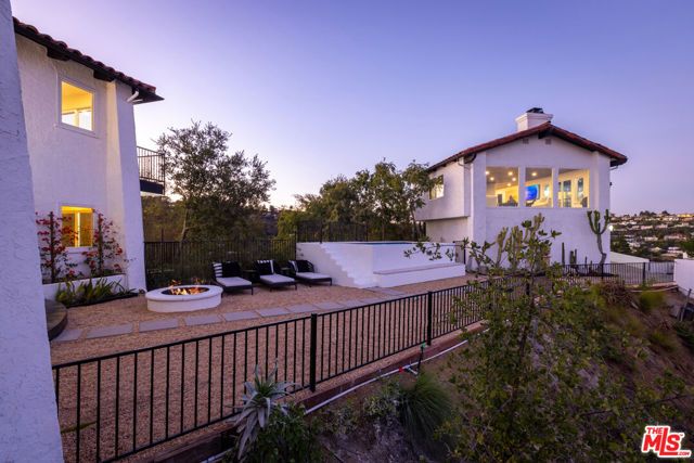 8300 Grand View Drive, Los Angeles, CA 90046