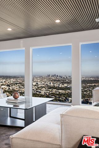 8300 Grand View Drive, Los Angeles, CA 90046