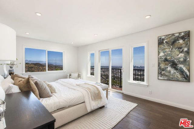 8300 Grand View Drive, Los Angeles, CA 90046