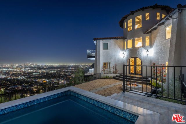 8300 Grand View Drive, Los Angeles, CA 90046