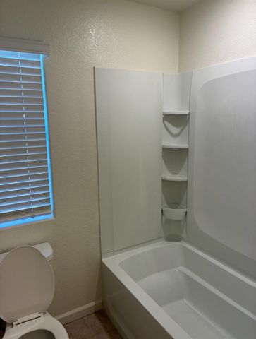 2272 Sanders Ct, Los Banos, CA 93635