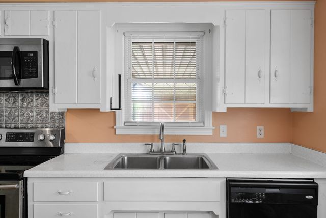 1446 McCan Dr, Clarksville, TN 37043