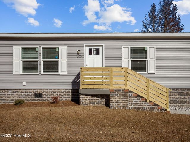 300 N Red Maple Court, Swansboro, NC 28584