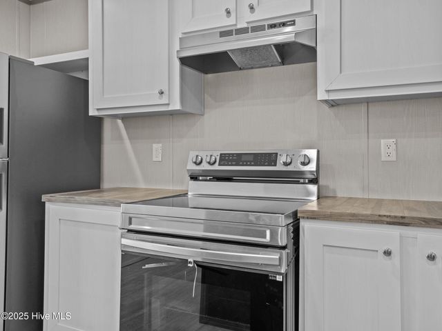 300 N Red Maple Court, Swansboro, NC 28584