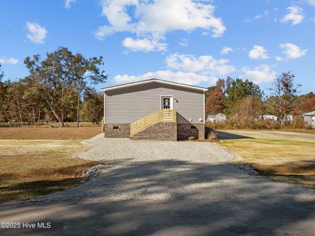 300 N Red Maple Court, Swansboro, NC 28584