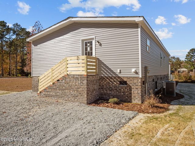 300 N Red Maple Court, Swansboro, NC 28584