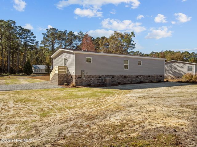 300 N Red Maple Court, Swansboro, NC 28584