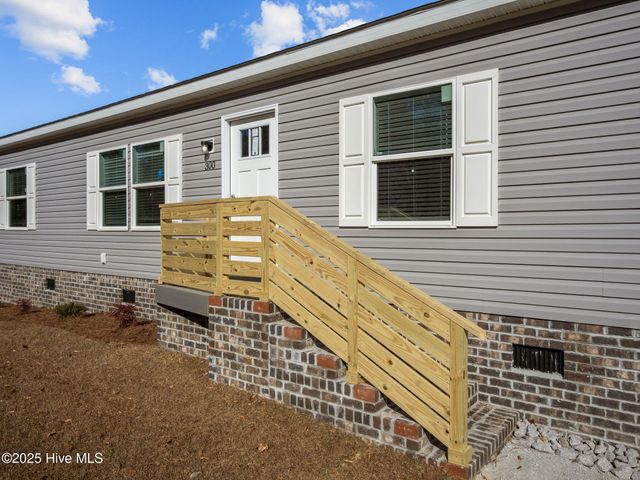 300 N Red Maple Court, Swansboro, NC 28584