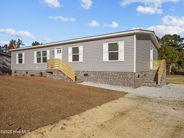 300 N Red Maple Court, Swansboro, NC 28584