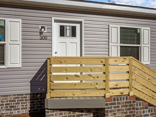 300 N Red Maple Court, Swansboro, NC 28584