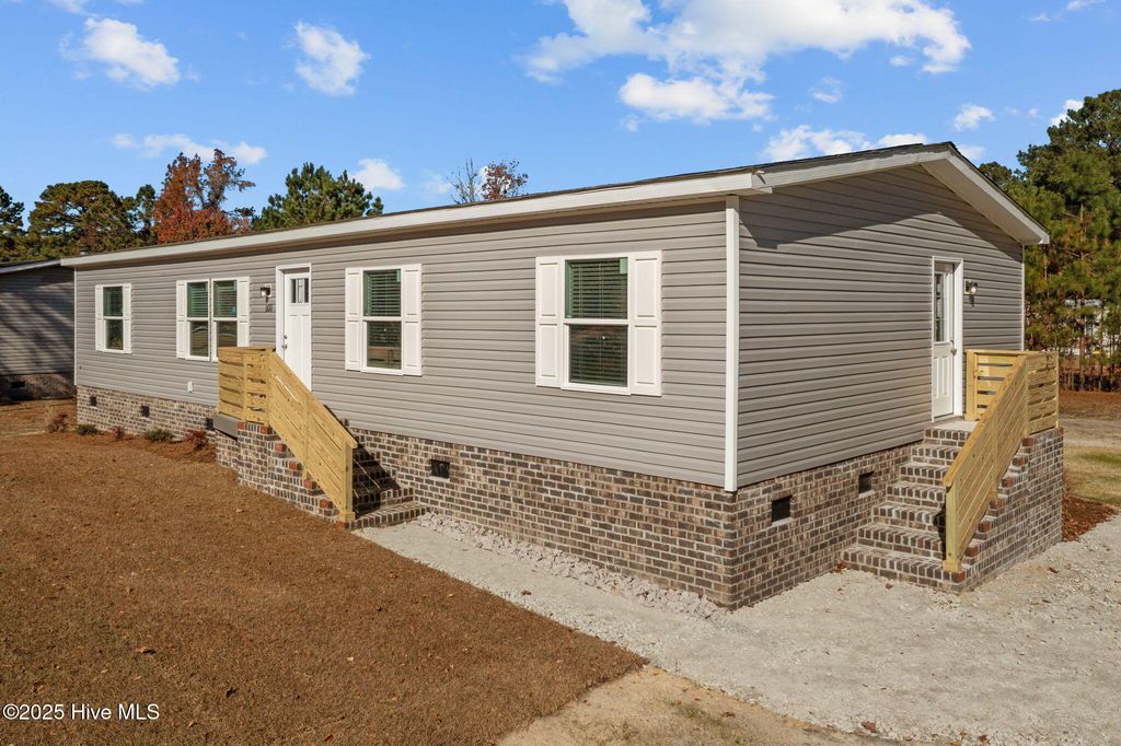 300 N Red Maple Court, Swansboro, NC 28584