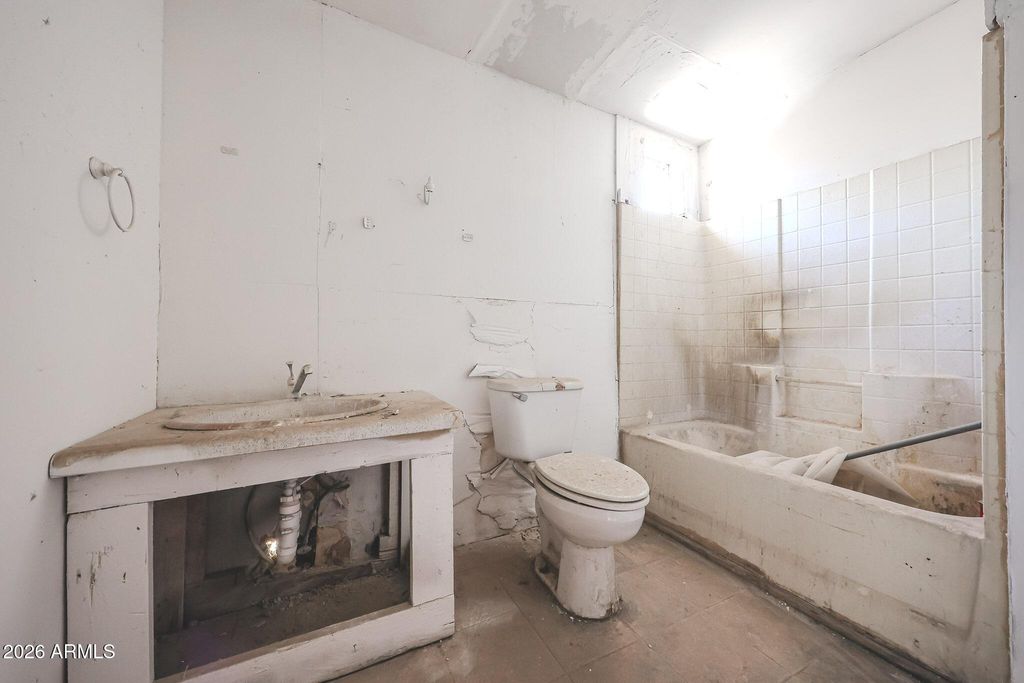 Image 38 of property listing at 1306 W POLK Street, Phoenix, AZ 85007