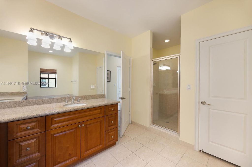 Image 17 of property listing at 2916 Hidden Harbour Ct, Dania Beach, FL 33312