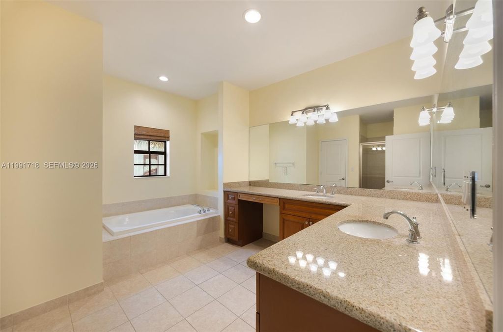 Image 18 of property listing at 2916 Hidden Harbour Ct, Dania Beach, FL 33312