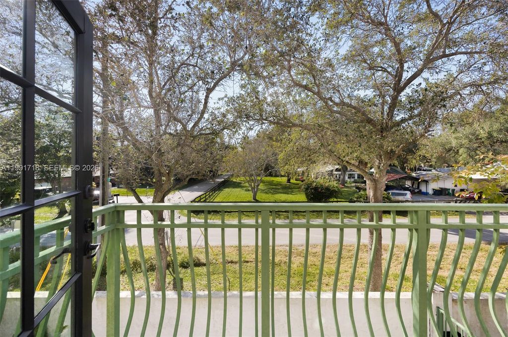 Image 20 of property listing at 2916 Hidden Harbour Ct, Dania Beach, FL 33312