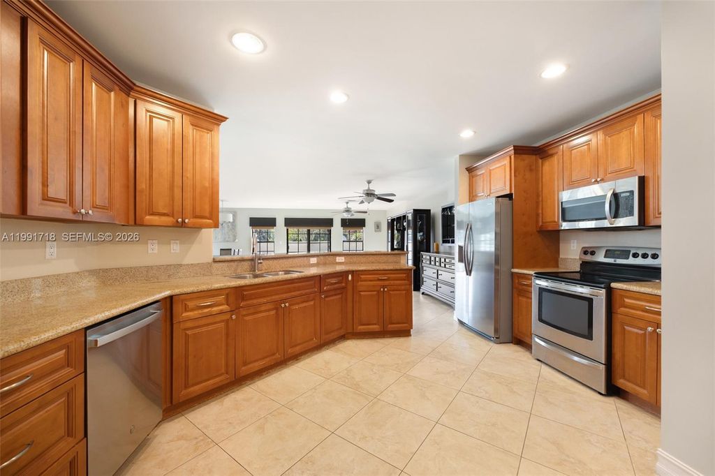 Image 4 of property listing at 2916 Hidden Harbour Ct, Dania Beach, FL 33312