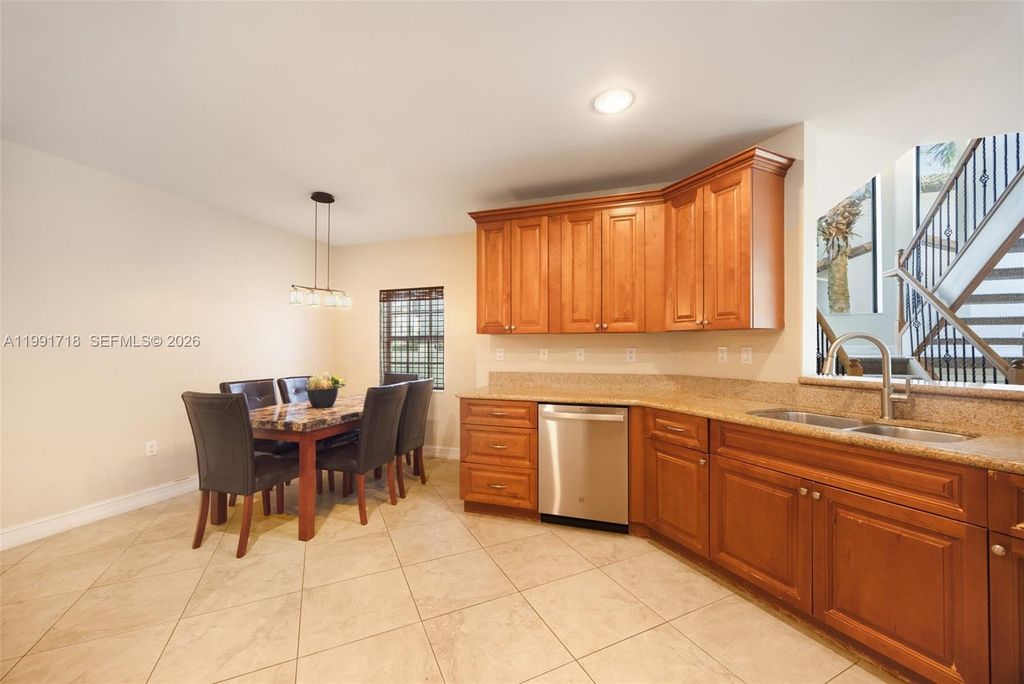 Image 5 of property listing at 2916 Hidden Harbour Ct, Dania Beach, FL 33312