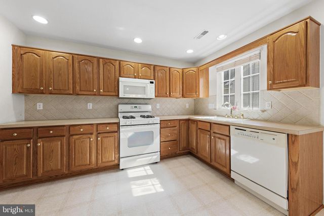 18 CONGRESSIONAL RD, Jackson, NJ 08527