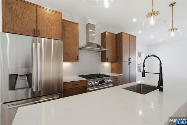 211 E Harriet Avenue A, Palisades Park, NJ 07650