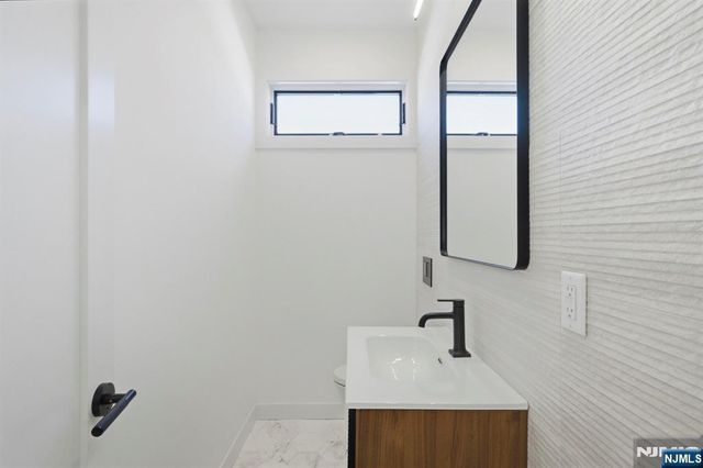 211 E Harriet Avenue A, Palisades Park, NJ 07650