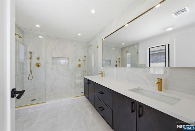 211 E Harriet Avenue A, Palisades Park, NJ 07650