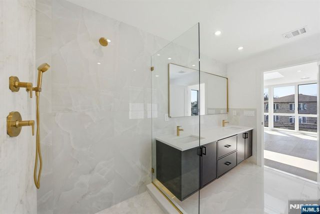 211 E Harriet Avenue A, Palisades Park, NJ 07650