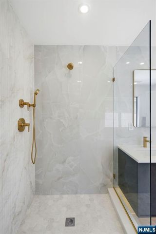 211 E Harriet Avenue A, Palisades Park, NJ 07650