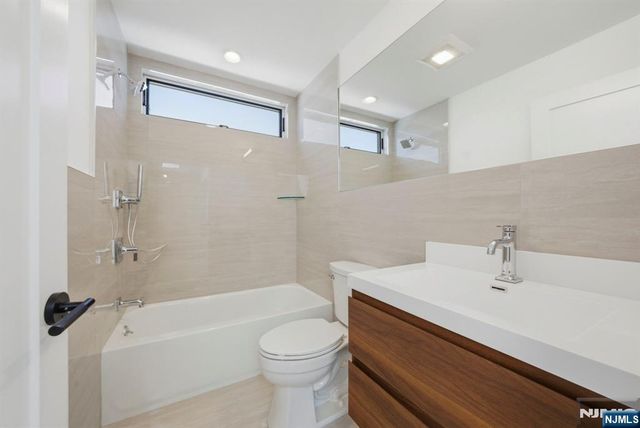 211 E Harriet Avenue A, Palisades Park, NJ 07650