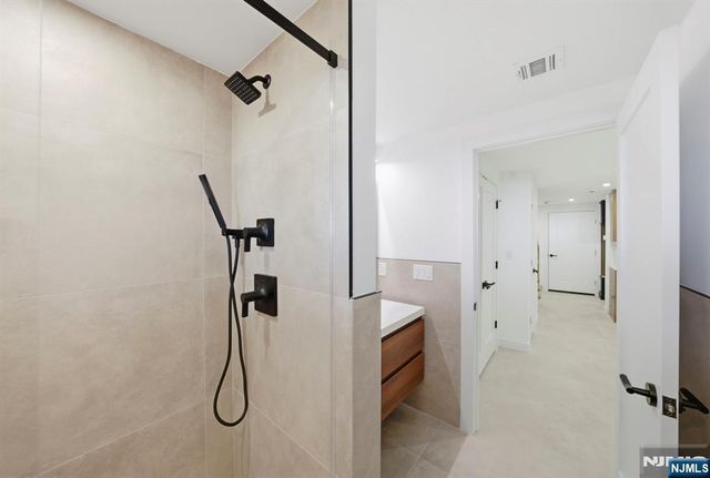 211 E Harriet Avenue A, Palisades Park, NJ 07650