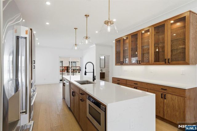 211 E Harriet Avenue A, Palisades Park, NJ 07650