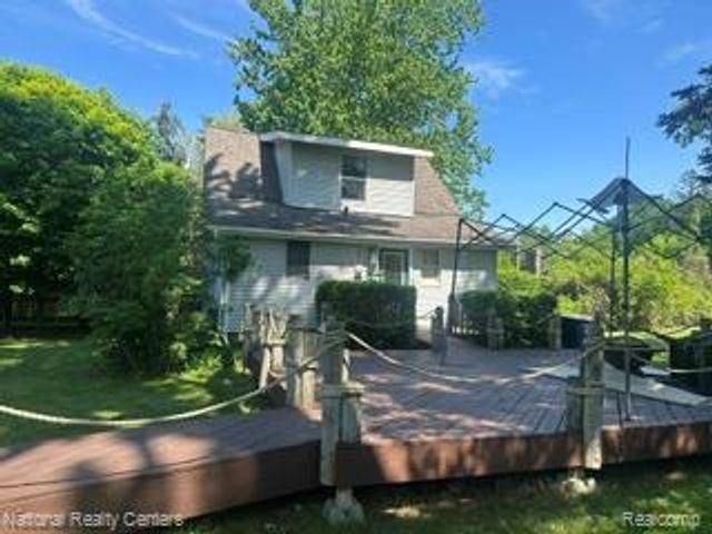 20 Crescent Lake Road, Waterford Charter Township, MI 48327
