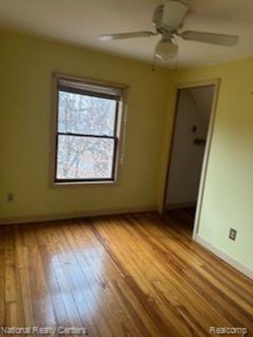 20 Crescent Lake Road, Waterford Charter Township, MI 48327