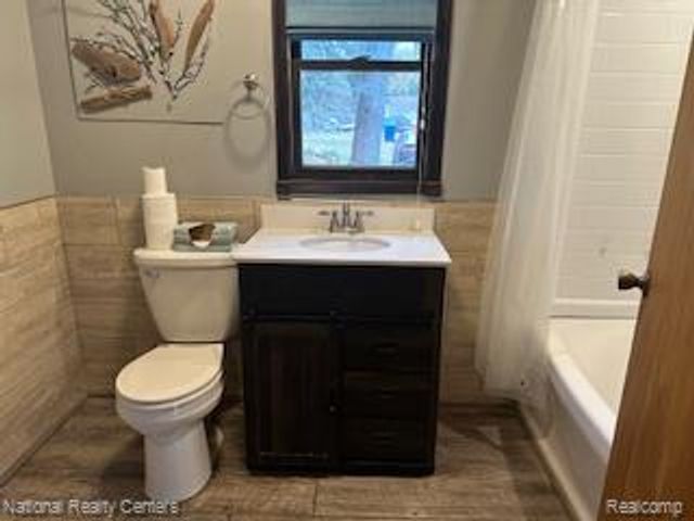 20 Crescent Lake Road, Waterford Charter Township, MI 48327