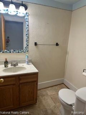 20 Crescent Lake Road, Waterford Charter Township, MI 48327