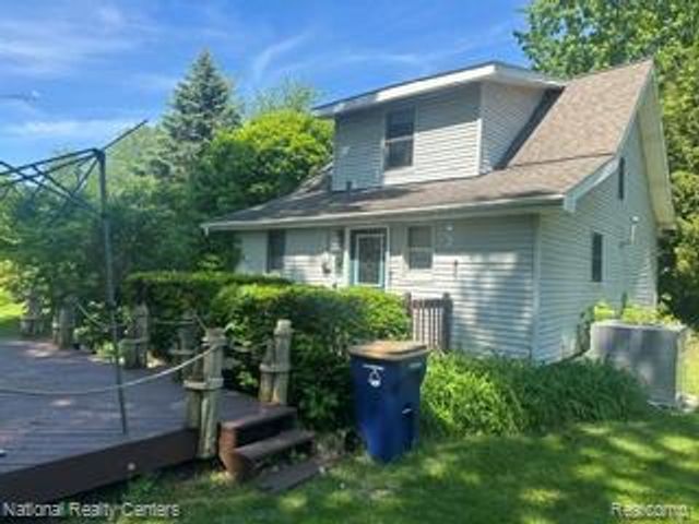 20 Crescent Lake Road, Waterford Charter Township, MI 48327